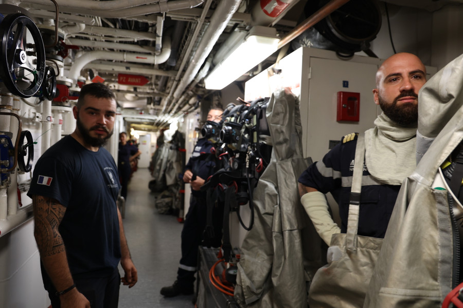 Ngày 5/4, các thủy thủ trên tàu tuần dương Prairial của Hải quân Pháp có buổi diễn tập, giao lưu, trao đổi kinh nghiệm với Hải quân Việt Nam về công tác tuần tra xử lý hoạt động tàu cá trái phép, công tác phòng cháy chữa cháy, cứu hộ cứu nạn trên biển.