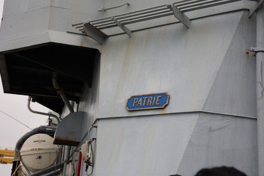 Giống như nhiều chiến hạm Pháp khác, khẩu hiệu của tàu PRAIRIAL là &quot;Phẩm hạnh, Tổ quốc, Danh dự, Kỷ luật&quot;. Các chữ này được chia nhỏ gắn trên khắp tàu. Trong ảnh là chữ &quot;Phẩm hạnh&quot; được gắn ở trước tàu.