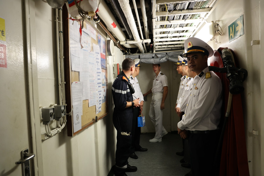 Tại buổi giao lưu, lực lượng Hải quân Việt Nam và Pháp đã có buổi trao đổi lý thuyết về công tác phòng cháy chữa cháy, đào tạo nhân viên cứu hỏa bài mô phỏng phương án cứu hỏa.