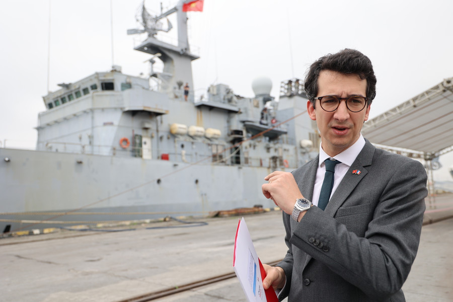 Tàu dài 94m cùng thủy thủ đoàn khoảng 100 người.