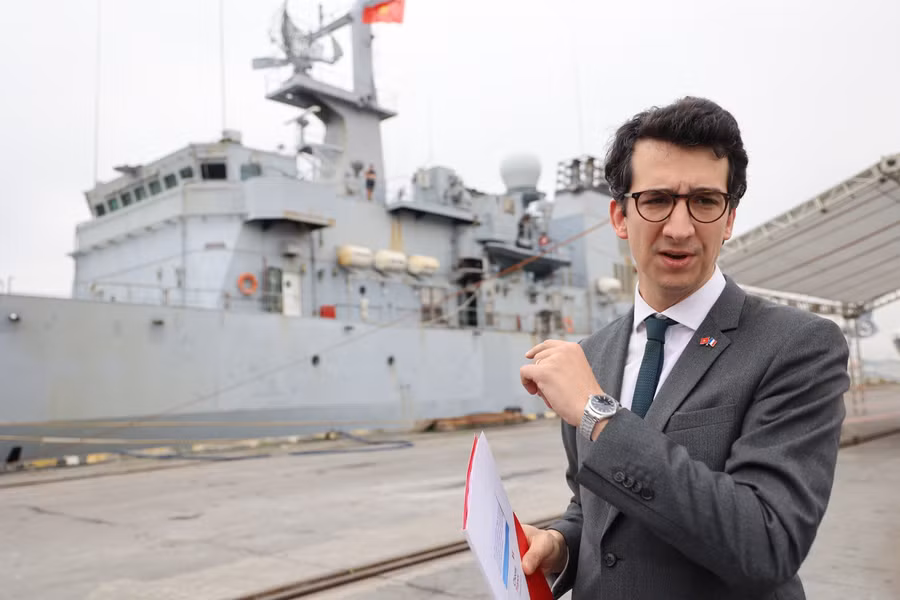 Tàu dài 94m cùng thủy thủ đoàn khoảng 100 người.