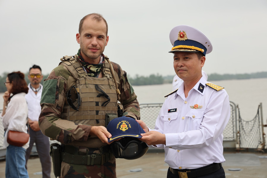 Đại diện lãnh đạo Hải quân Việt Nam và Pháp trao tặng những vật kỷ niệm sau khi kết thúc buổi giao lưu, trao đổi kinh nghiệm.