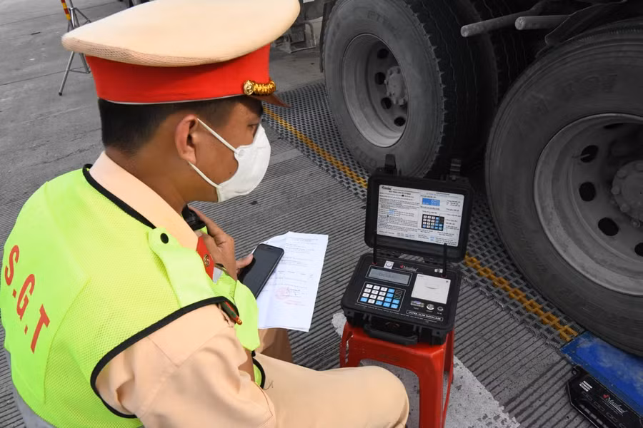 Lực lượng chức năng kiểm tra tải trọng các phương tiện.