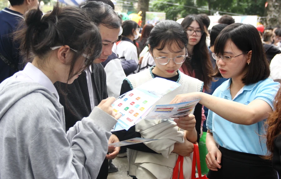 Thí sinh tham dự ngày hội tư vấn tuyển sinh, hướng nghiệp năm 2024 tại ĐH Bách khoa Hà Nội.