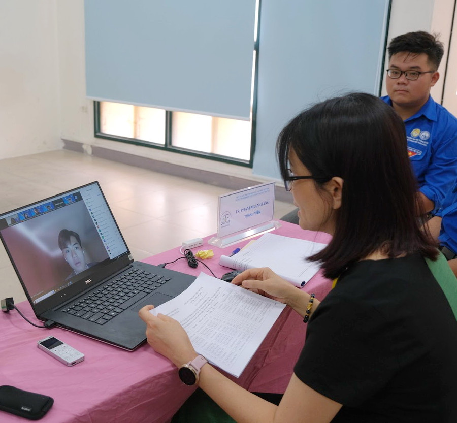 Chuyên gia phỏng vấn nhóm sinh viên đại học.