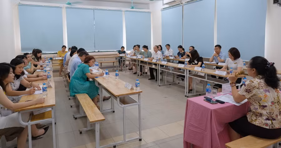 Phỏng vấn nhóm lãnh đạo các khoa, viện, trung tâm, bộ môn.