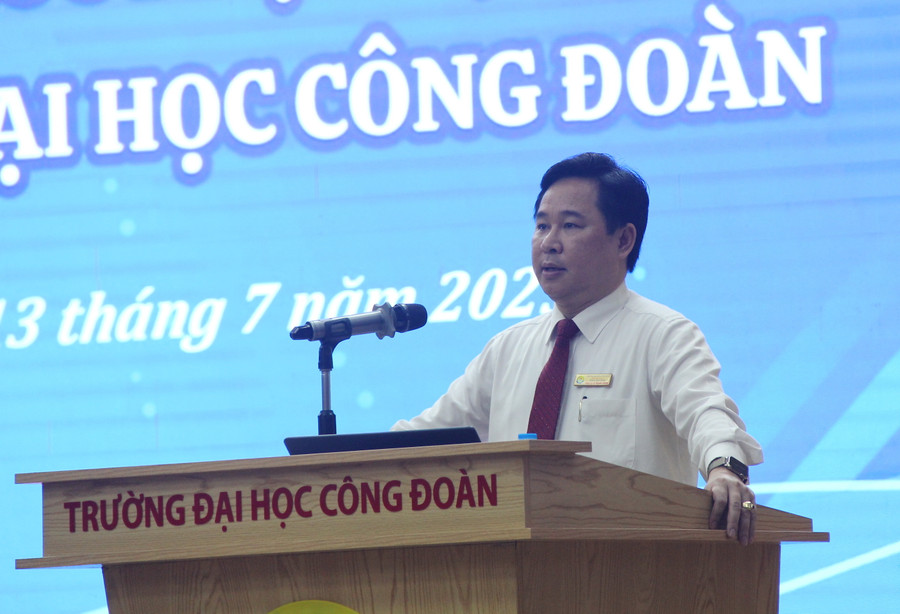 PGS.TS Lê Mạnh Hùng - Hiệu trưởng Trường Đại học Công đoàn phát biểu.