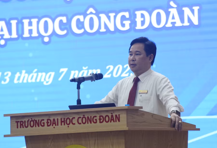PGS.TS Lê Mạnh Hùng - Hiệu trưởng Trường Đại học Công đoàn phát biểu.