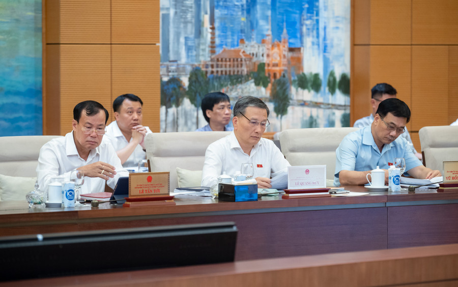 Các đại biểu tham dự phiên họp.