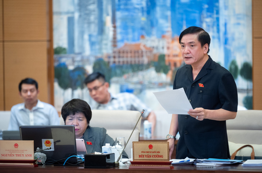 Tổng Thư ký Quốc hội, Chủ nhiệm Văn phòng Quốc hội Bùi Văn Cường báo cáo tóm tắt việc tổng kết Kỳ họp thứ 5 và bước đầu việc chuẩn bị Kỳ họp thứ 6, Quốc hội khóa XV.