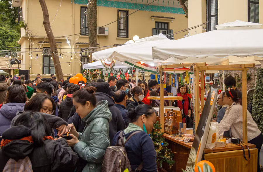 Không khí náo nhiệt tại Hội chợ Giáng sinh EAN.