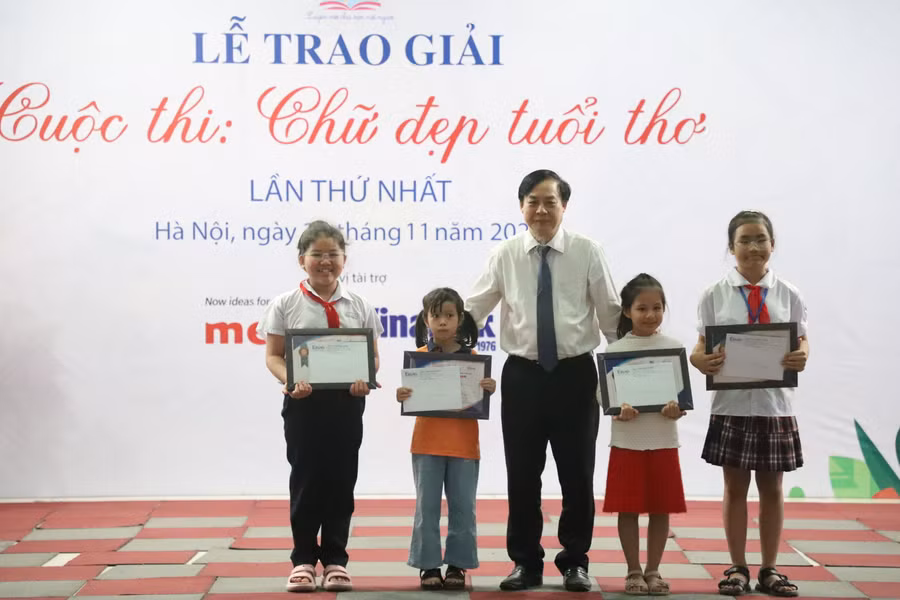 Các thí sinh được nhận giải Nhì. Các thí sinh được nhận giải Nhì.