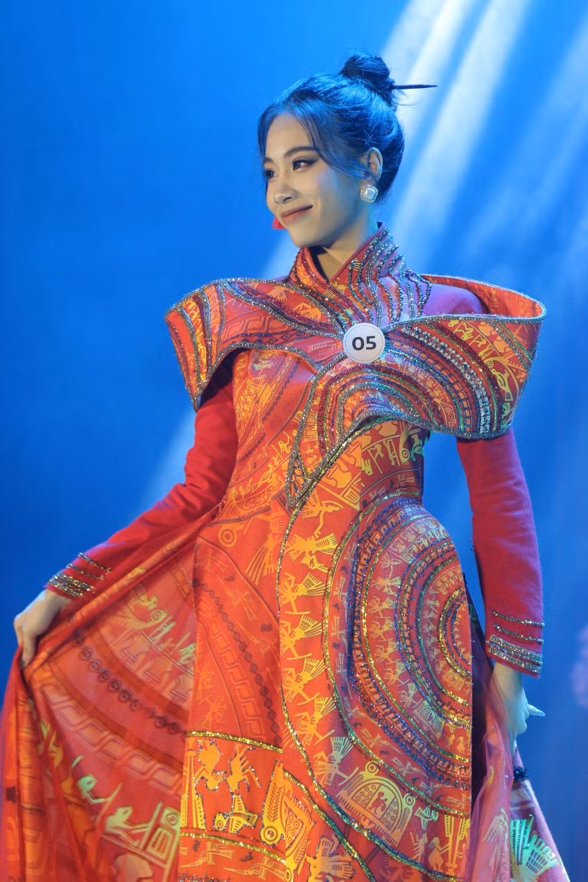 Thí sinh Vũ Thị Phương Dung xuất sắc trở thành Miss Áo dài của cuộc thi năm nay.