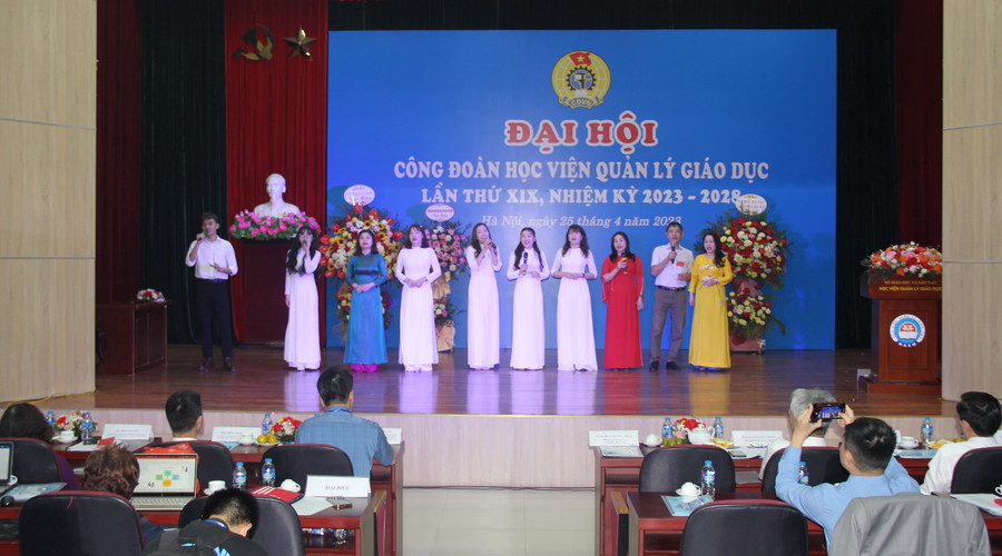 Văn nghệ chào mừng.