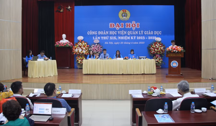 Đoàn Chủ tịch điều hành Đại hội.