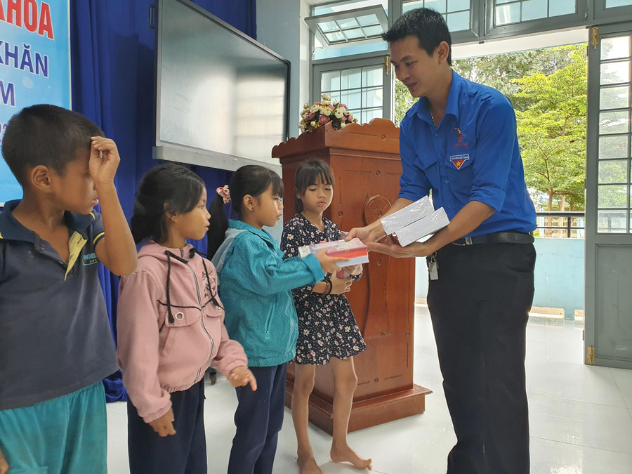 Những cuốn vở được trao tặng cho học sinh khó khăn trên địa bàn TP Kon Tum. Những cuốn vở được trao tặng cho học sinh khó khăn trên địa bàn TP Kon Tum.