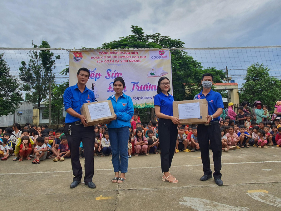 Những phần quà ý nghĩa gửi tặng sẽ động viên, khích lệ tinh thần học tập của học sinh. Những phần quà ý nghĩa gửi tặng sẽ động viên, khích lệ tinh thần học tập của học sinh.