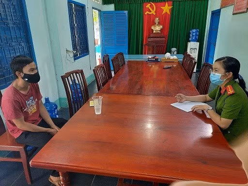 Cơ quan chức năng làm việc với tài xế Phan Văn Tú.