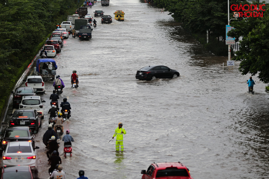 Tuyến đường Đàm Quang Trung, điểm cổng Aeon-Mall Long Biên, nước ngập cả 2 làn đường