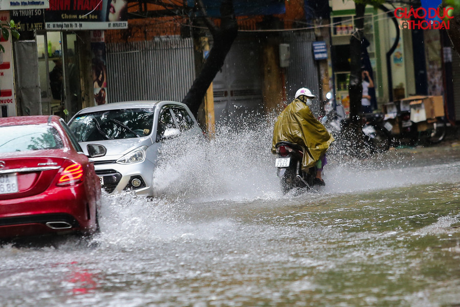 Nhiều tuyến đường Hà Nội đã "trở thành sông" trong ngày đầu hứng chịu cơn mưa đầu do ảnh hưởng của bão số 3.