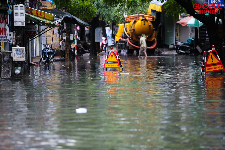 Tại phố Hoa Bằng( Cầu Giấy) nước ngập khoảng 50-70cm