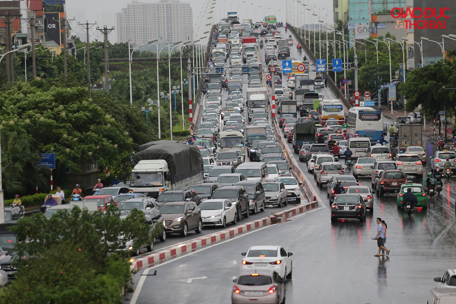 Trên cầu Vĩnh Tuy các phương tiện ùn tắc kéo dài từ đầu giờ chiều, do phía đường bên dưới ngập nặng