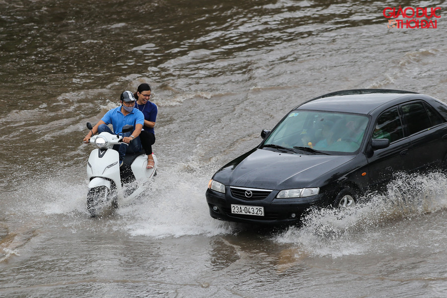 Nhiều người rất khó khăn mới có thể vượt qua những điểm ngập này