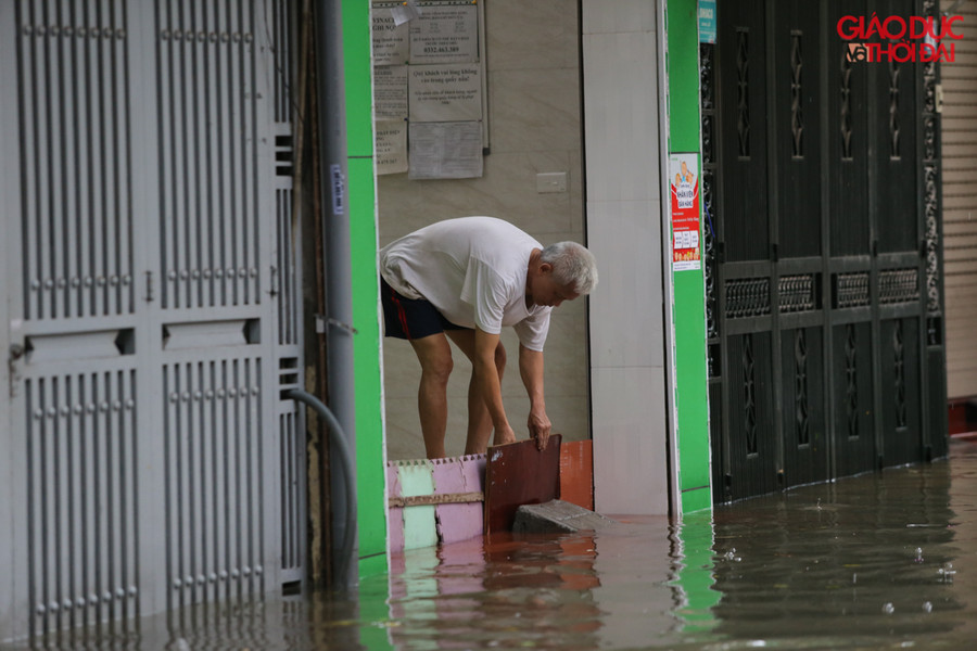 Theo người dân sống tại phố cho biết, thời gian gần đây cứ mưa to phố lại ngập, phải dùng mọi thứ để chặn ngăn rác và nước tràn vào nhà