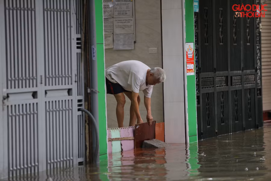 Theo người dân sống tại phố cho biết, thời gian gần đây cứ mưa to phố lại ngập, phải dùng mọi thứ để chặn ngăn rác và nước tràn vào nhà