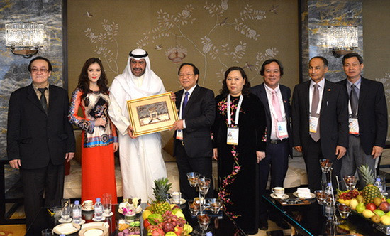 Chủ tịch OCA Sheikh Ahmad Fahad Al-Sabah và đoàn Việt Nam trong buổi gặp mặt chính thức. Ảnh: Alec Chủ tịch OCA Sheikh Ahmad Fahad Al-Sabah và đoàn Việt Nam trong buổi gặp mặt chính thức. Ảnh: Alec