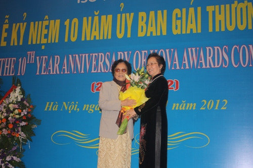 Nguyên Phó Chủ tịch nước Nguyễn Thị Bình chuyển giao vai trò Chủ tịch Ủy ban Giải thưởng KOVA cho Phó Chủ tịch nước Nguyễn Thị Doan