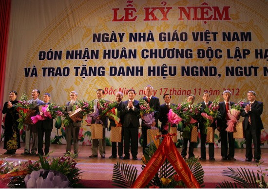 Lãnh đạo tỉnh Bắc Ninh tặng hoa cho các nhà giáo lão thành Lãnh đạo tỉnh Bắc Ninh tặng hoa cho các nhà giáo lão thành