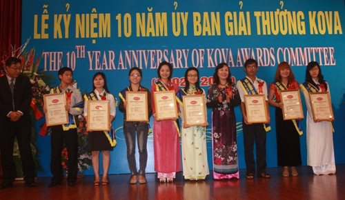 Thứ trưởng Bộ GD-ĐT Nguyễn Thị Nghĩa trao thưởng cho các sinh viên xuất sắc