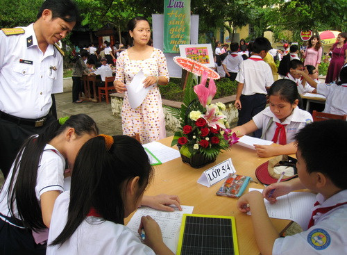 Học sinh tham gia nhiều hoạt động tri ân thầy cô giáo tại Ngày hội Văn hóa
