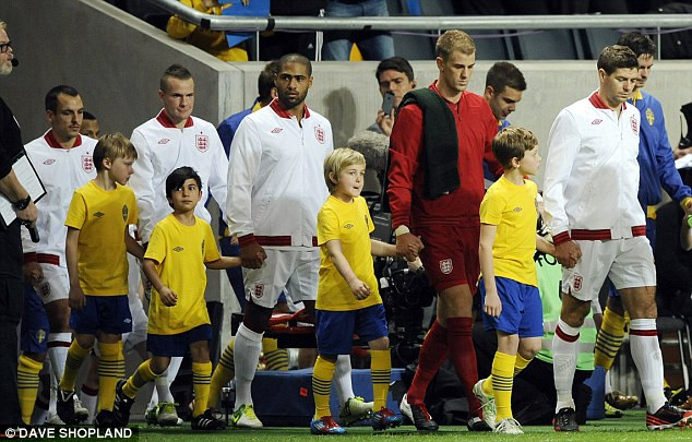 Thụy Điển 4-2 Anh: Ibrahimovic tặng quà đặc biệt cho Gerrard ảnh 1 Steven Gerrard trở thành cầu thủ người Anh thứ 6 cán mốc 100 trận trong màu áo ĐTQG