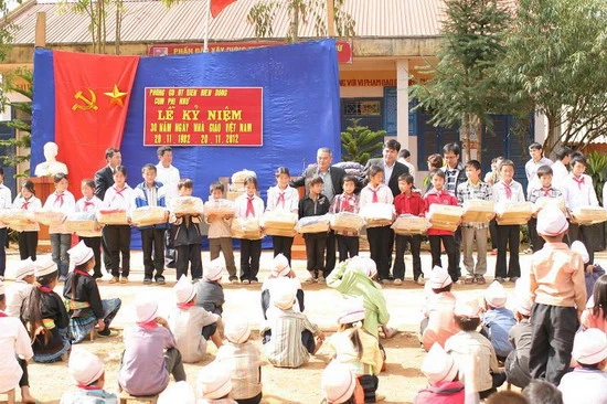 Hành trình &quot;Sưởi ấm mùa đông 2012&quot; tới Phì Nhừ