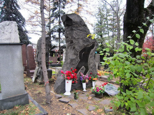 Dáng đi của nhà thơ Nadim Hitmet qua bức tượng bằng đá cẩm thạch đen. Dáng đi của nhà thơ Nadim Hitmet qua bức tượng bằng đá cẩm thạch đen.