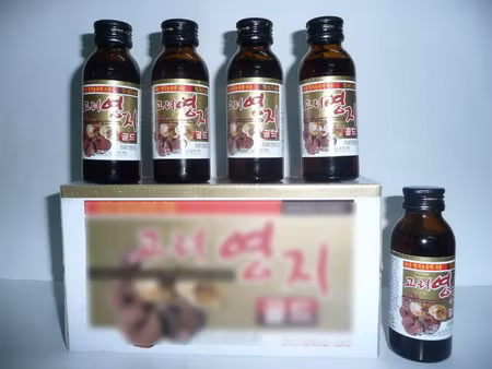 Thực phẩm chức năng hiện diện với đủ loại nhãn mác theo kiểu nhập ngoại. Ảnh T.L