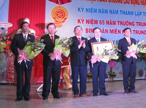 Ngôi trường đại học 5 năm tuổi nhận nhiều phần thưởng cao quý