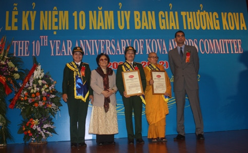 Nguyên Phó Chủ tịch nước Nguyễn Thị Bình trao thưởng cho 02 tập thể tiêu biểu