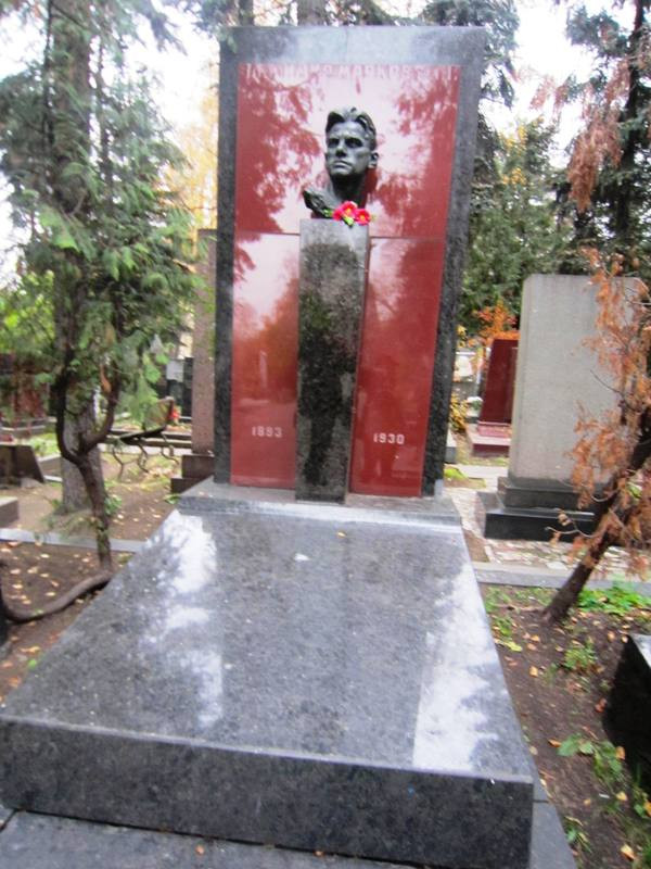 Đến nước Nga, thăm Nghĩa trang danh nhân Novodevichy ảnh 2 Nơi yên nghỉ của nhà thơ Vladimir Mayakovsky