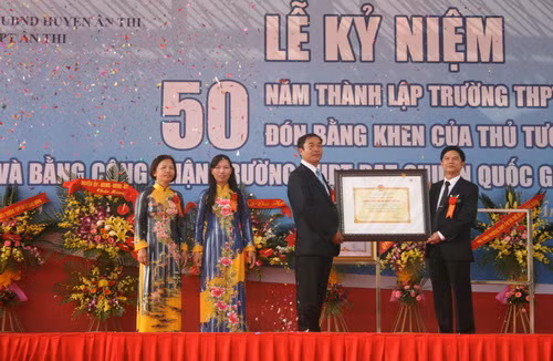 THPT Ân Thi (Hưng Yên) đón Bằng khen của Thủ tướng Chính phủ