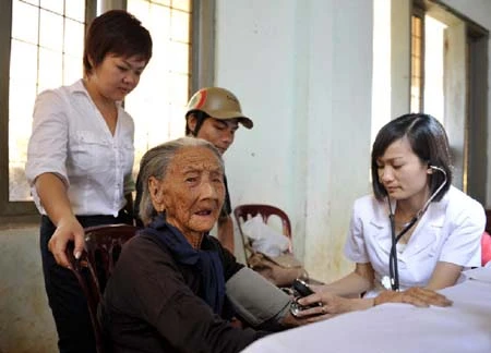 Mong manh trước con sóng lớn