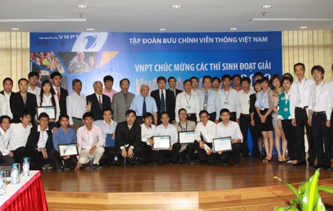 VNPT trao phần thưởng cho các tác giả đoạt giải thưởng Nhân tài Đất Việt 2012