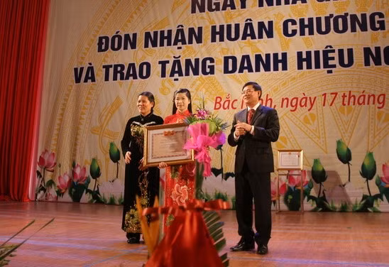 Bà Nguyễn Thị Hương Trang- Phó GĐ Sở GD&ĐT Bắc Ninh được trao tặng danh hiệu NGND năm 2012