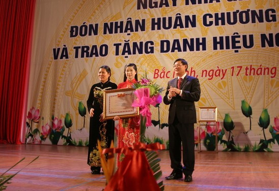 Bà Nguyễn Thị Hương Trang- Phó GĐ Sở GD&ĐT Bắc Ninh được trao tặng danh hiệu NGND năm 2012 Bà Nguyễn Thị Hương Trang- Phó GĐ Sở GD&ĐT Bắc Ninh được trao tặng danh hiệu NGND năm 2012