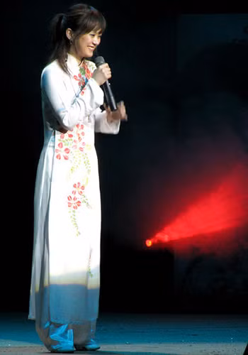 Jang Na Ra cực kỳ xinh xắn, đáng yêu với áo dài điểm hoa đào. Vóc dáng nhỏ nhắn, gương mặt xinh như búp bê khiến cô cực kỳ hợp với trang phục truyền thống của Việt Nam.