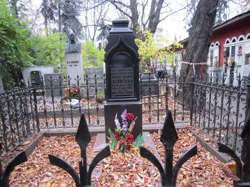 Lá thu rắc vàng trên phần mộ của họa sĩ Isaac Levitan Lá thu rắc vàng trên phần mộ của họa sĩ Isaac Levitan