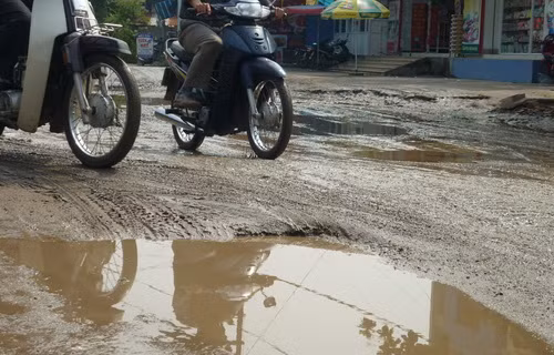 Những vũng nước lớn “bẫy” người đi đường Những vũng nước lớn “bẫy” người đi đường