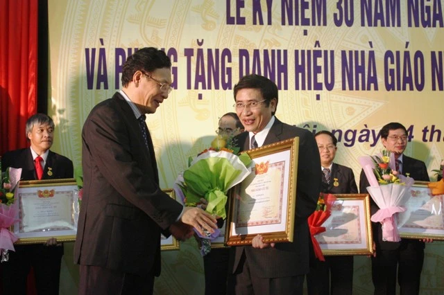 Tổ chức trao tặng danh hiệu NGND-NGƯT năm 2012